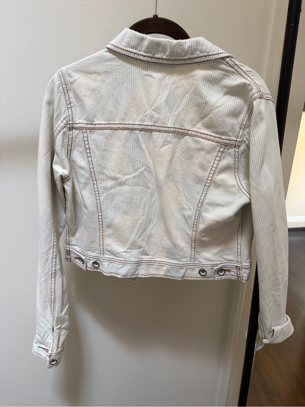 Free People Cropped Cream Denim Jacket with Contrast Stitching MED NWOT - Picture 3 of 3